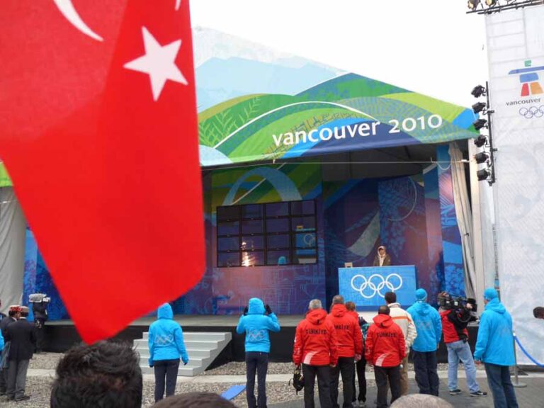 2010_vancouver_winter_olympics_flag_raising (29)