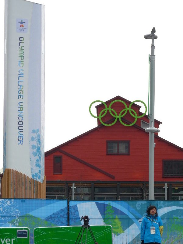 2010_vancouver_winter_olympics_flag_raising (86)